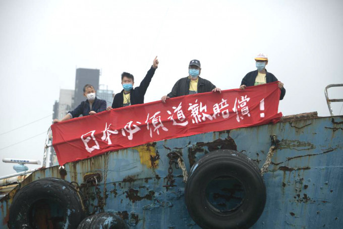 保釣運動委員會拉起橫額，高叫「打倒日本軍國主義，保衛釣魚台」的口號。
