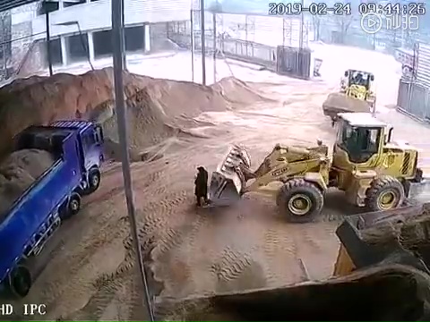 一名女工站在鏟泥車的盲點，意外被推土車鏟起。(網圖)