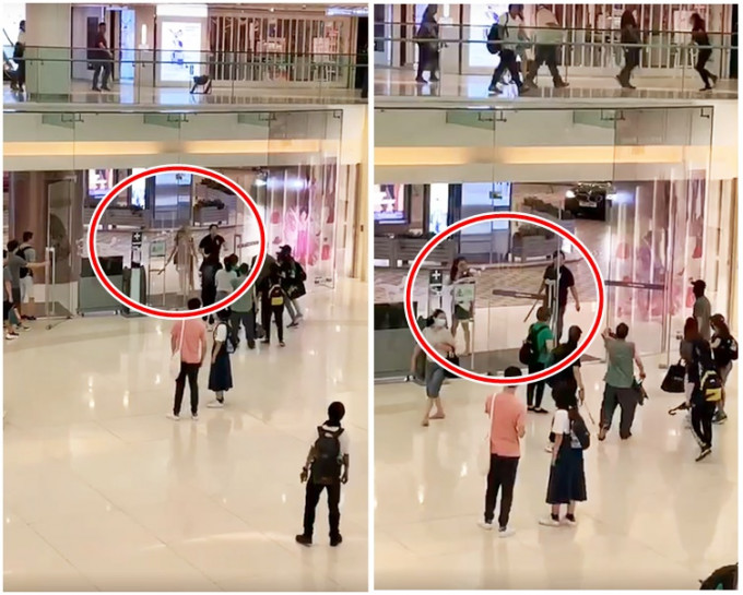 两人分别拿铁通和长刀到商场外挥舞（红圈示）。网上截图