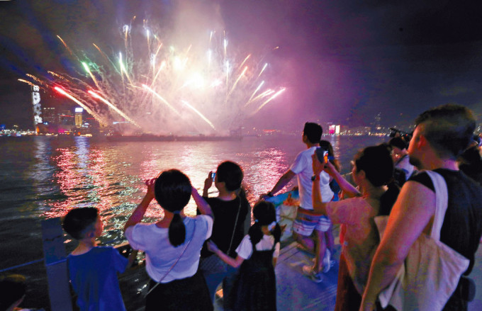 嘉年華期間，每晚8時的「幻彩詠香江」會增設水上煙火特效。 