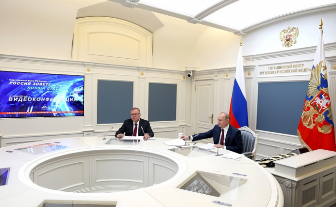 普京以視頻連綫方式參加「俄羅斯在召喚」年度論壇。