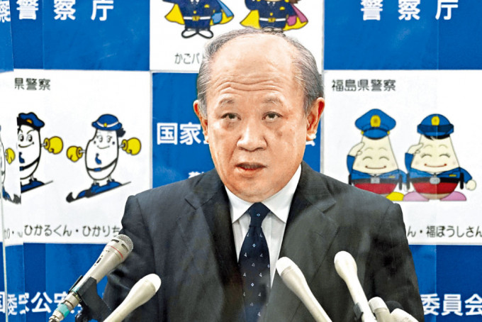 日本警察廳長官中村格周四在記者會引咎辭職。