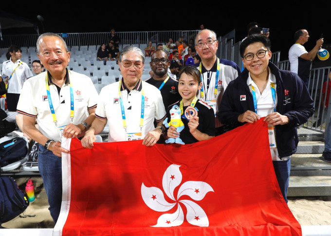 劉慕裳（前排右二）為港隊奪得世沙運首面獎牌。相片由港協暨奧委會提供