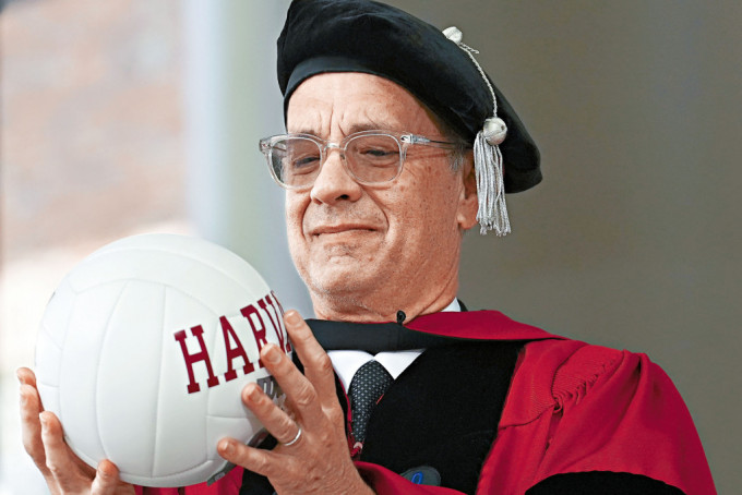 湯漢斯在哈佛畢業禮上獲贈排球，參考自其名作《劫後重生》的Wilson！