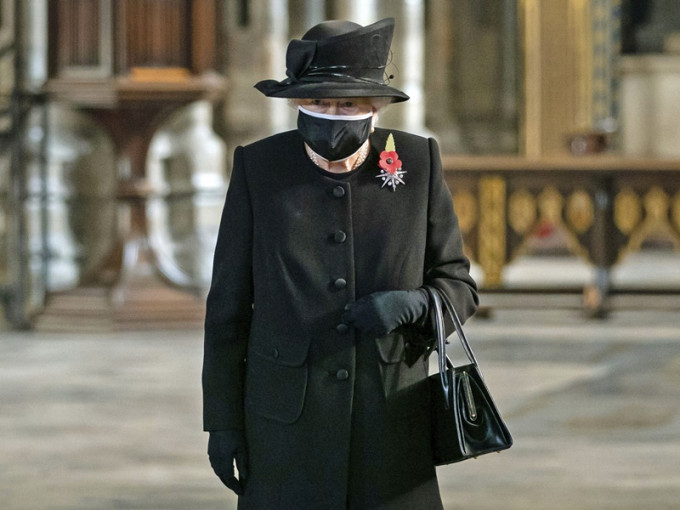 英女皇首次戴口罩出席活動。AP