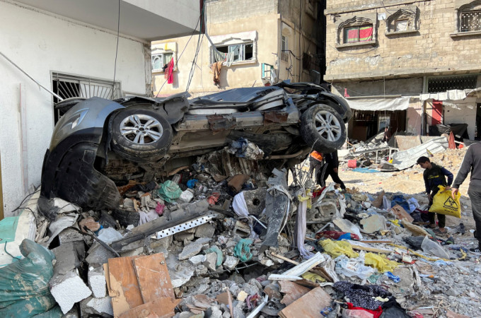 世衞斥以軍破壞加沙阿德萬醫院，釀8病人死亡。圖為院外遭轟炸後，汽車損毀。路透社
