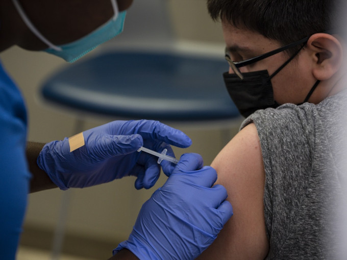 美國接種疫苗的劑次在5日已突破3億劑。AP圖片
