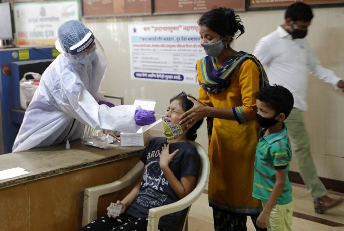 印度疫情失控，單日新增25萬人確診。AP圖片