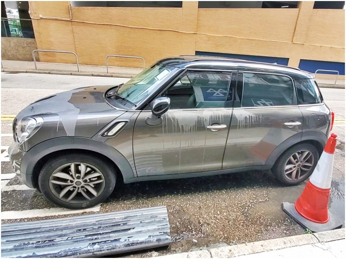 私家車懷疑遭淋潑起漆水破壞。