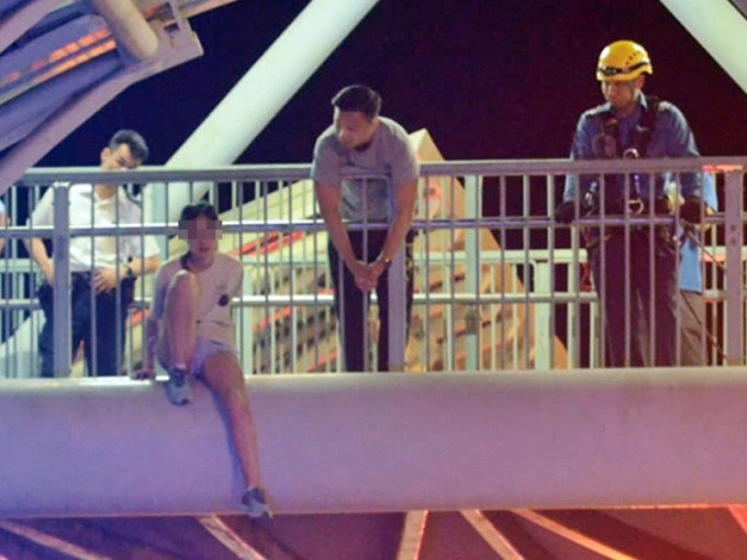 一名女子今日凌晨危坐马鞍山路近欣安邨对开行人天桥桥边。