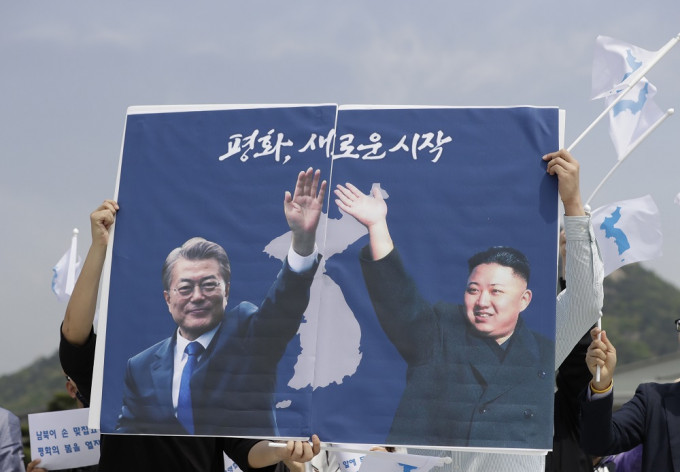 南韓有民眾歡迎兩韓高峰會談。美聯社