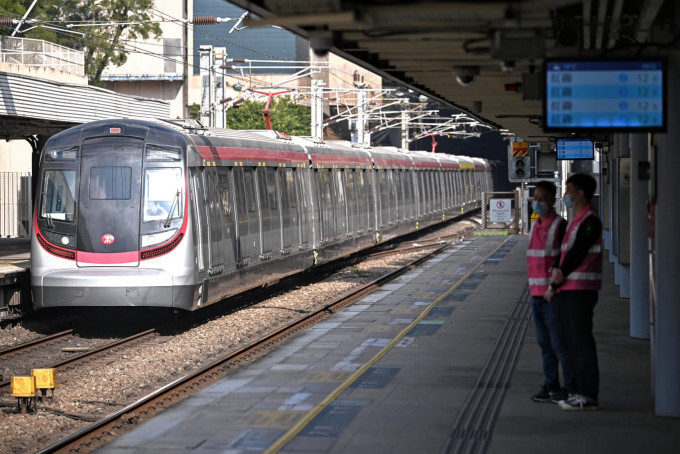 東鐵線九卡列車一度運作不暢順。