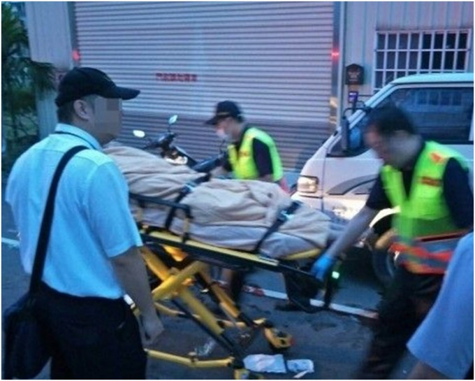 當日小芳受傷後由救護員送院。