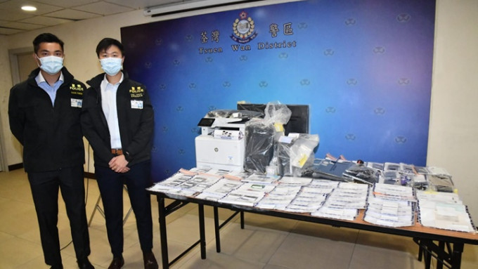 警方周二凌晨在荃灣一單位檢獲大量偽造文件等物品，四名男子被捕。