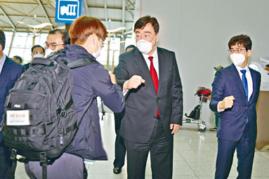 ■中國駐韓大使邢海明為韓企員工送行。
