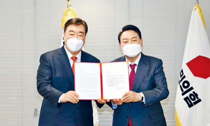 中国驻韩大使邢海明（左）周五会晤南韩候任总统尹锡悦，并转交习近平的贺电。