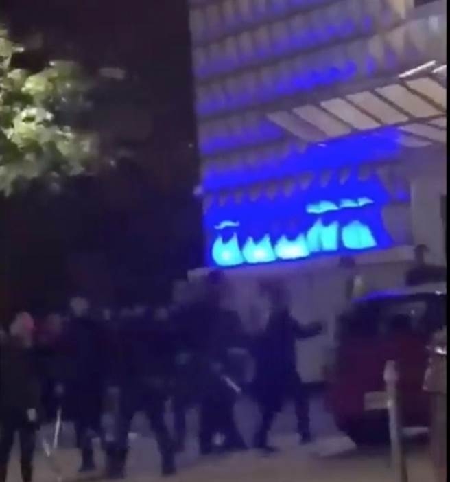 台中夜店X-CUBE，发生酒客冲突，进而演变成酒店保安人员与客人群殴乱战。（网图）