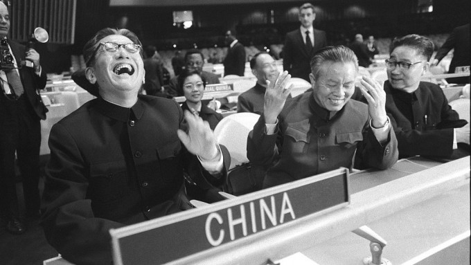 联合国大会通过第2758号决议，1971年11月15日，乔冠华率中华人民共和国代表团出席联合国大会。  图为乔冠华（左）在大会上放声大笑，成为历史经典镜头。右为首任中国常驻联合国代表黄华。