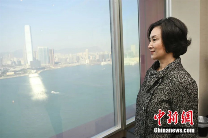 何超琼接受《中国新闻网》访问，讲述她关注的议题，及把年轻人带到爱国爱港爱澳方向。《中新网》图片