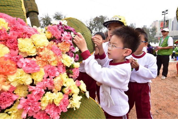 花坛以节日巡游为主题。