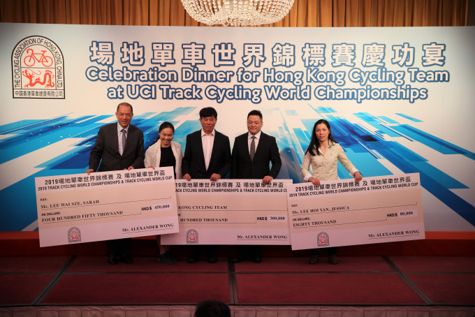 李慧诗(左二)获颁四十五万港元奖金。相片由公关提供
