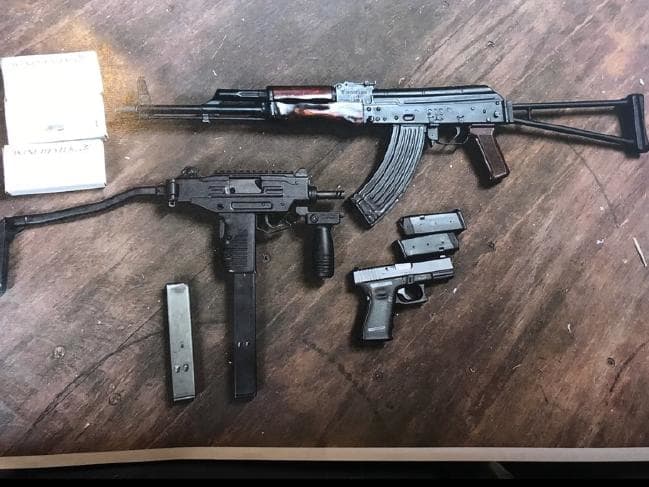 檢獲的多支槍械包括：一支格洛克手槍、一支AK-47突擊步槍和一支微型烏茲衝鋒槍。