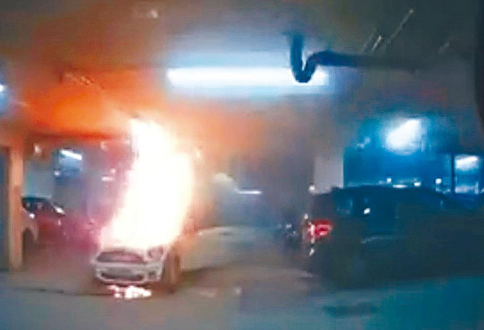 私家車「自焚」起火，濃煙充斥停車場。
