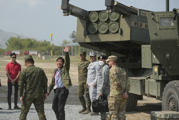 菲總統馬科斯到場，他身後的就是美軍的「海馬斯」火箭炮。　美聯社