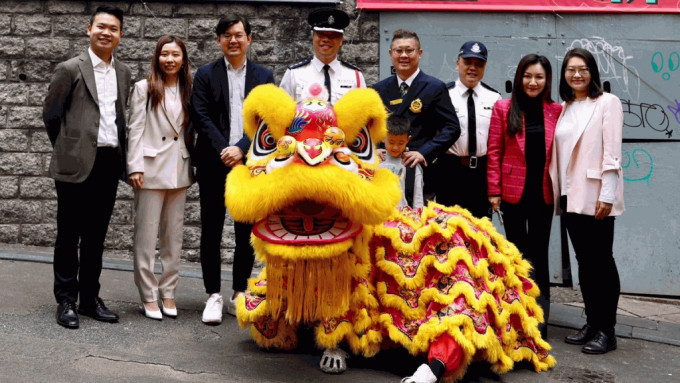 警方港岛总区联同香港交通安全队到港岛多处，向市民拜年并派发纪念品，推广道路安全。