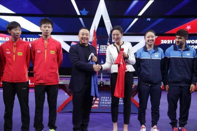 中美乒乓混雙組合首次合練，兩隊交換球衣紀念。
