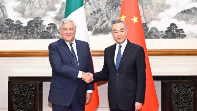 9月4日，王毅與意大利副總理兼外長塔亞尼舉行會談。新華社