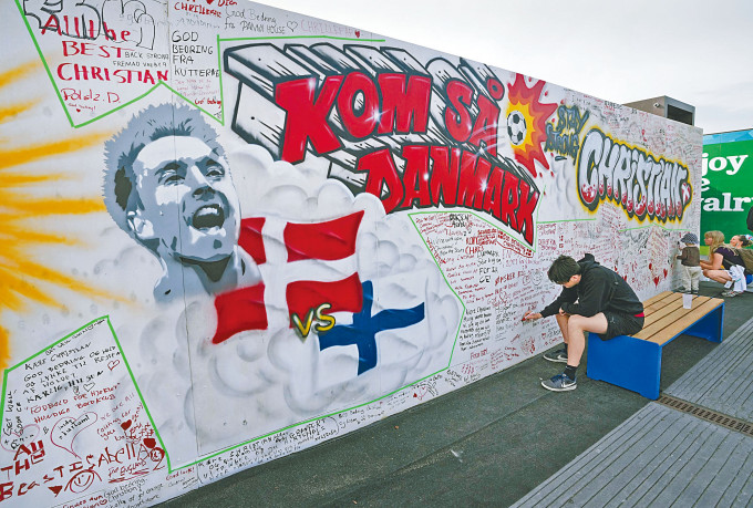哥本哈根的足球村中，有球迷于喷有艾历臣涂鸦的墙壁写上支持字句，为此子打气。