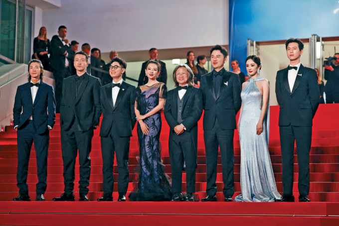 导演陈可辛（右四）率领章子怡、杨幂、李现、雷佳音等演员，出席其作品《酱园弄》首映礼。