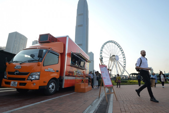 中環新海濱美食車，每日都有近100人光顧。資料圖片