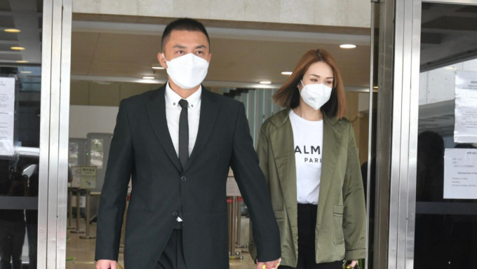 楊明在女友莊思明陪伴到高院出庭。