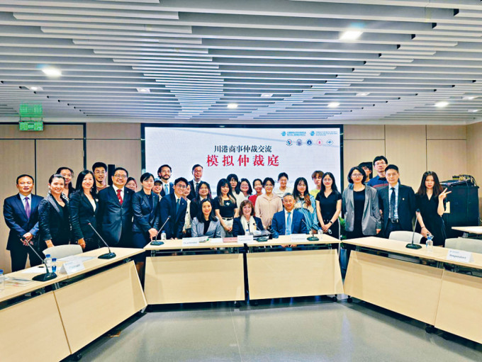 大律师公会访问四川，成员来自公会的执委会、内地事务委员会常委会、仲裁委员会及调解委员会。