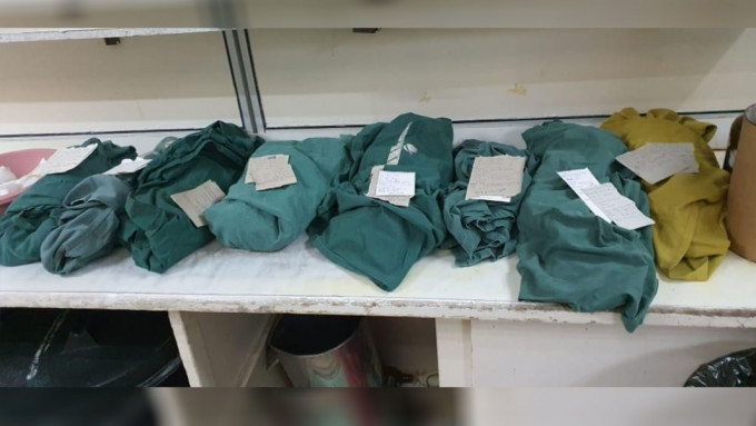 小屍體綠布包裹整齊排列讓人心痛。(網圖)