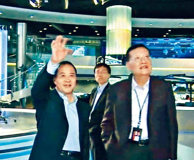 ■紫荆文化集团董事长毛超峰（左），四年前曾以海南副省长身分来港，在刘长乐（右）的陪同下参观凤凰总部。