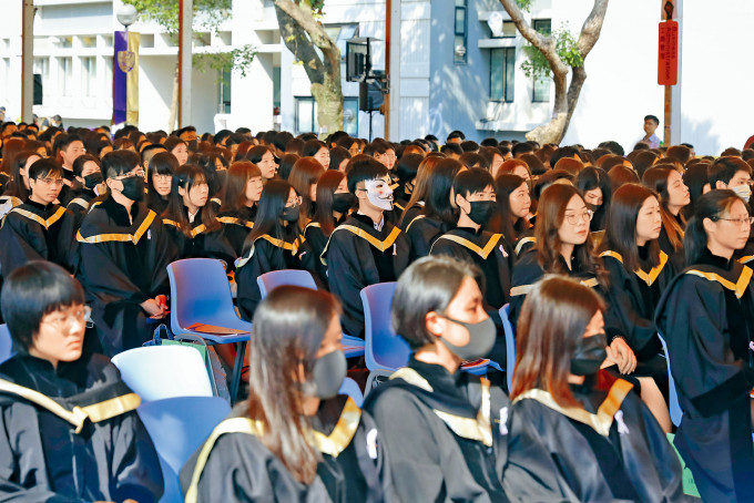 ■因反修例事件只有个别大学举行毕业礼。其中中大毕业礼会场内，有学生戴上面具或口罩以示政治立场。