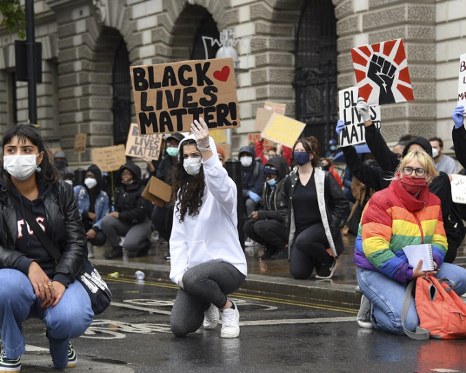 英國倫敦有示威者單膝下跪默哀。AP