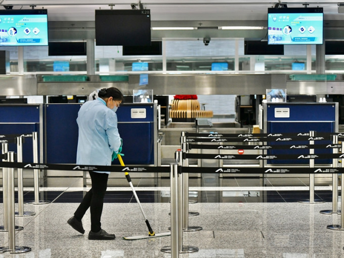 「禁飛令」正式實施，但有兩班由英國抵港的航機疑獲酌情處理，今早超時飛抵本港。資料圖片