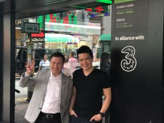 和記電訊香港執董兼行政總裁胡超文（左），Razer聯合創辦人兼CEO陳民亮先生（右）。