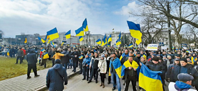 赫尔松市居民三月五日在自由广场抗议俄军占领。