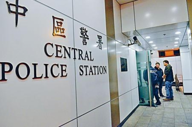 警方及消防正调查起火原因。 资料图片