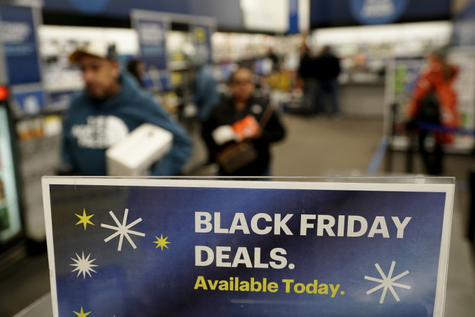 商店大肆宣传黑色星期五大减价优惠吸客。AP