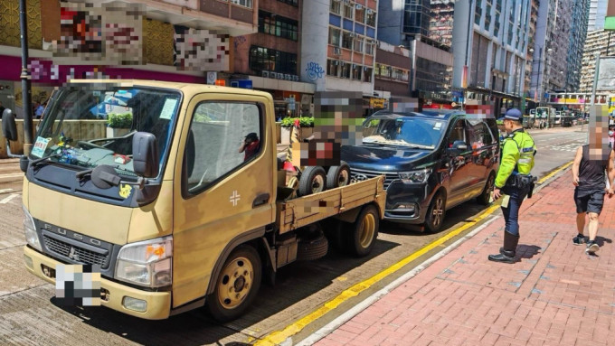 警方在港岛打击交通违例，拖走3车。警方提供