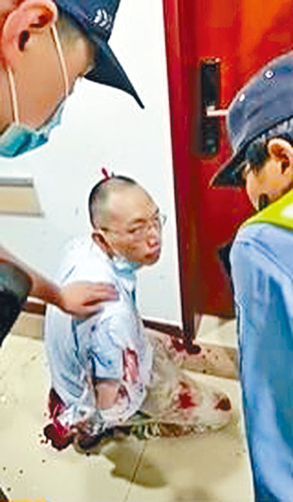 疑凶姜文华（图）杀害数学学院党委书记王永珍后被制服。