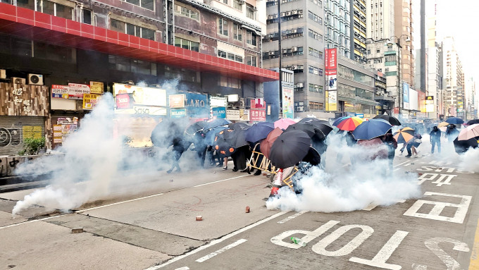 陈肇始称未有文献显示催泪弹会否释出二恶英。资料图片