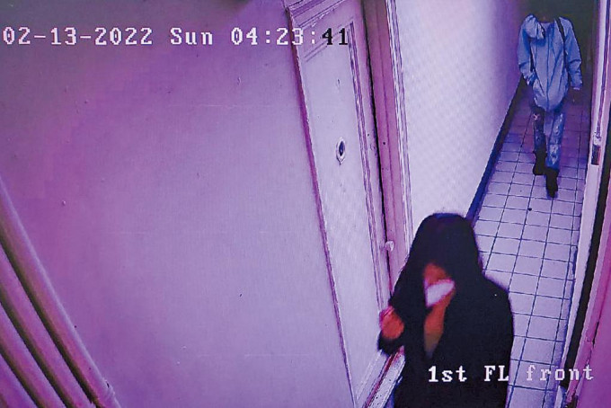 事發公寓監控錄像拍下疑犯尾隨受害人的情況。　