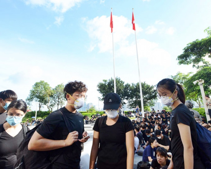示威者大部分为年青人，多人戴上口罩。